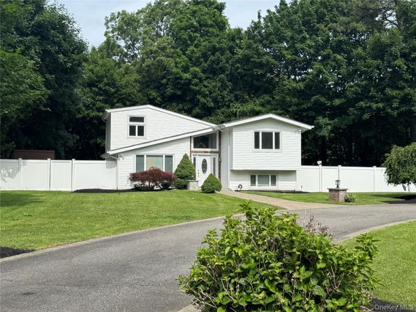 26 Fox Lane , Shoreham, NY 11786