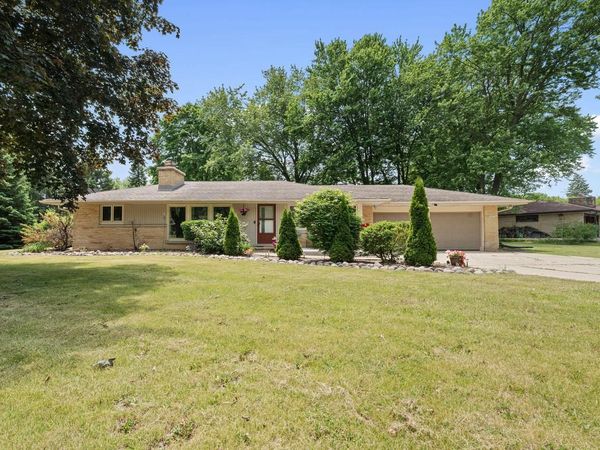N76W14321 Lari Lou DRIVE, Menomonee Falls, WI 53051