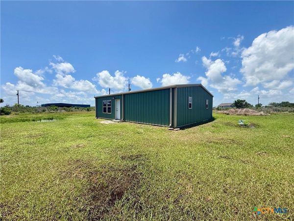 422 N Quailrun Avenue , Port Lavaca, TX 77979