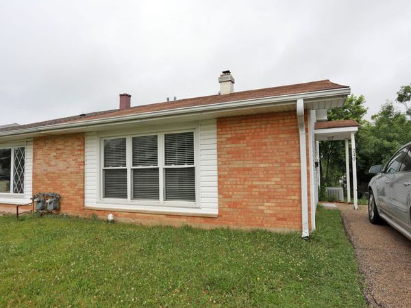 240 Grissom Lane , Hoffman Estates, IL 60169