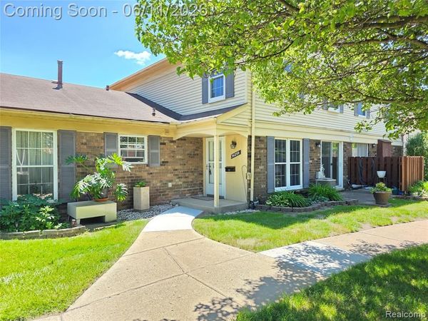 34299 W Garfield Circle Circle, Fraser, MI 48026