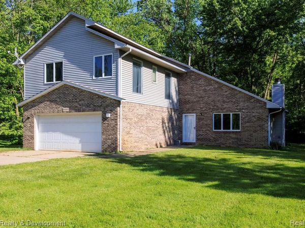 1111 Sarah Road, Putnam Twp, MI 48169