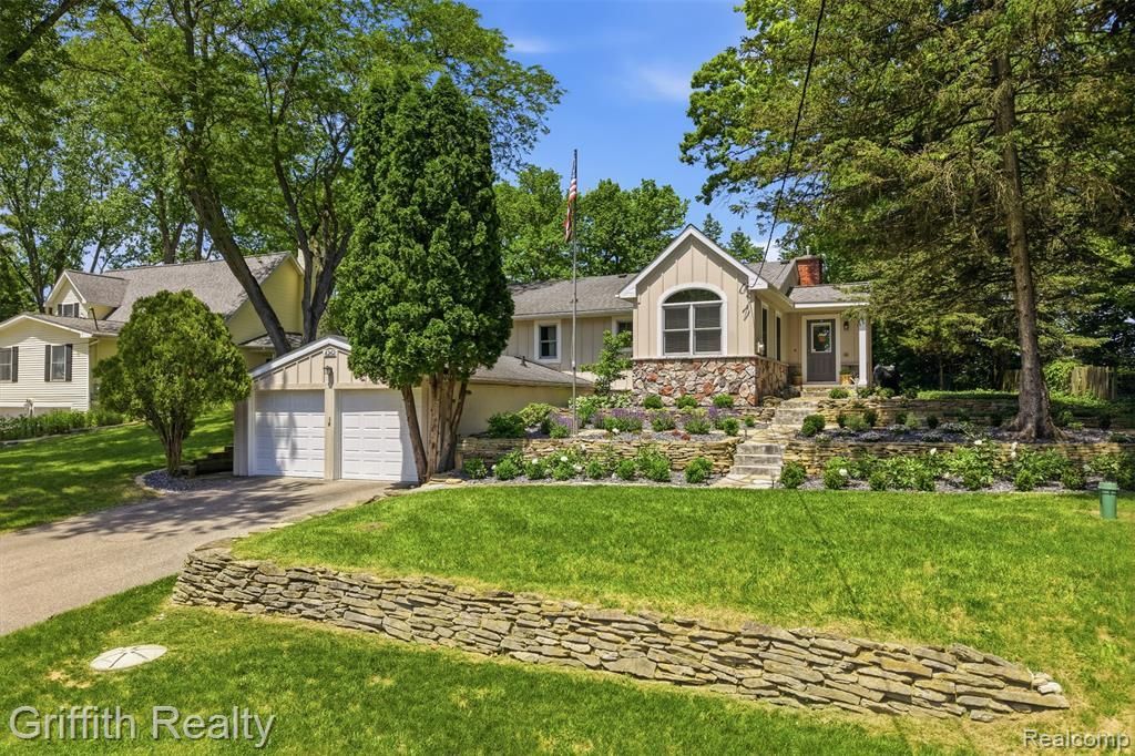 6262 Briggs Lake Drive Green Oak Township, MI 