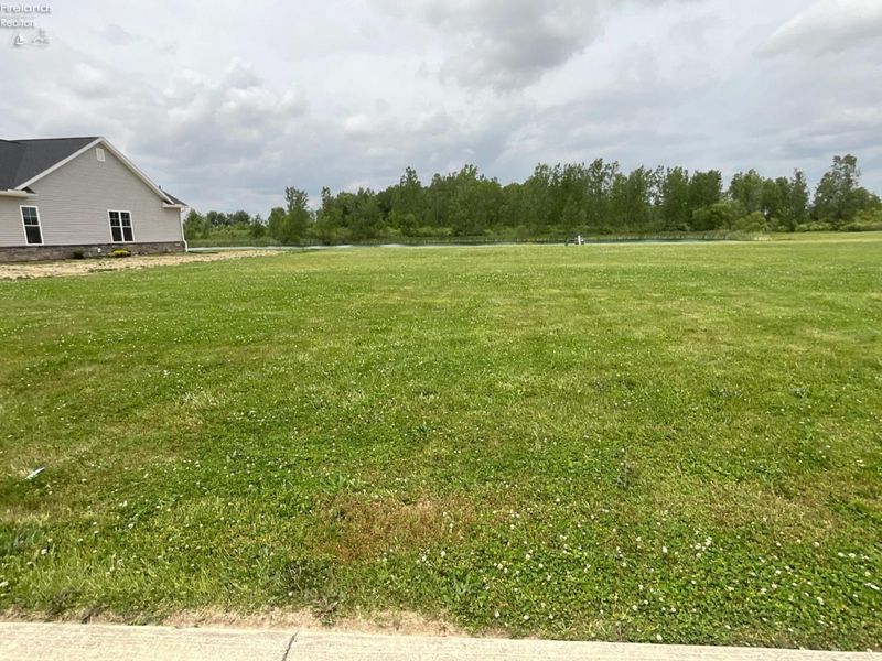 2122 Pinehurst Trail, Fremont, OH 43420 Photo 2
