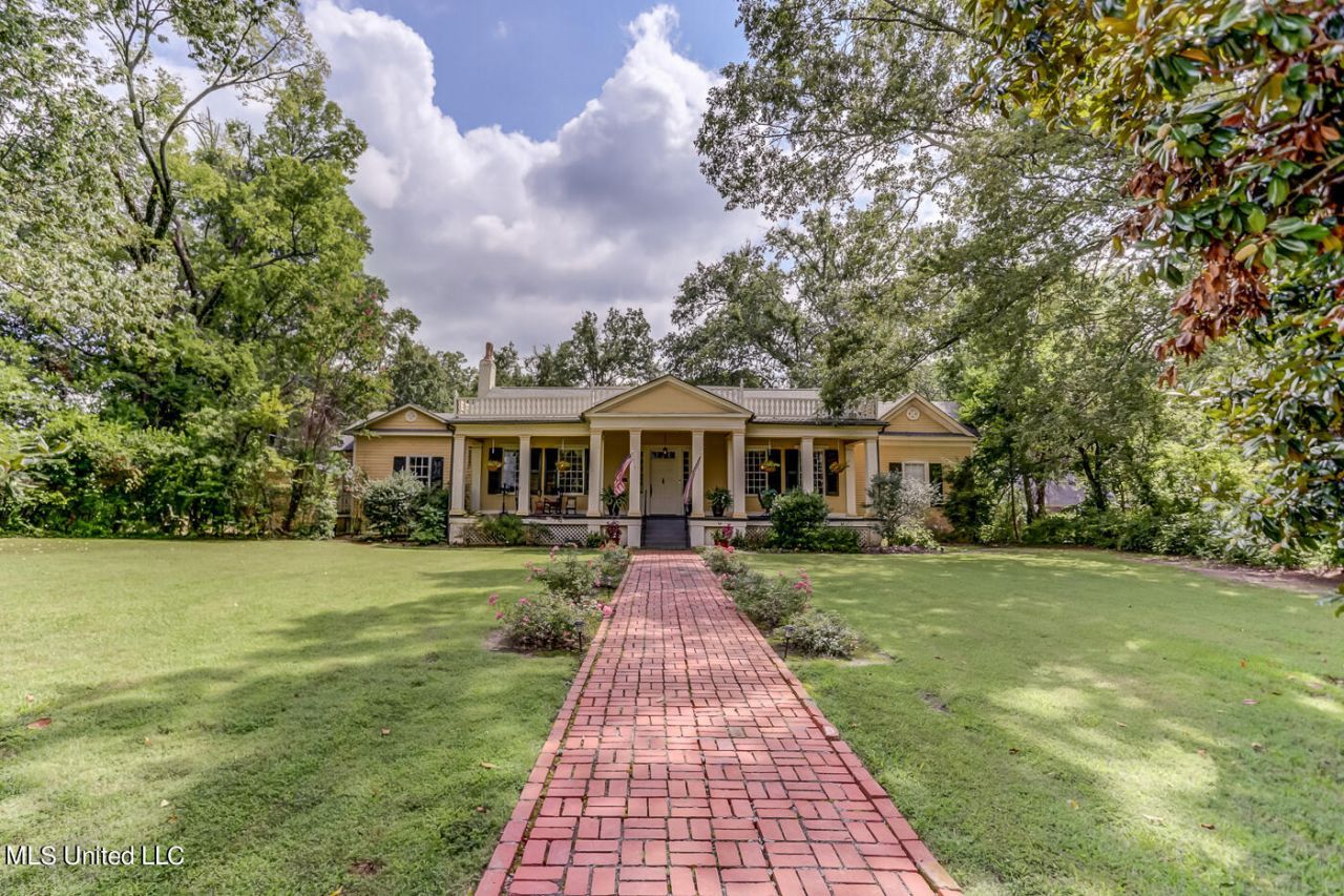 127 W Gholson Avenue Holly Springs, MS 38635