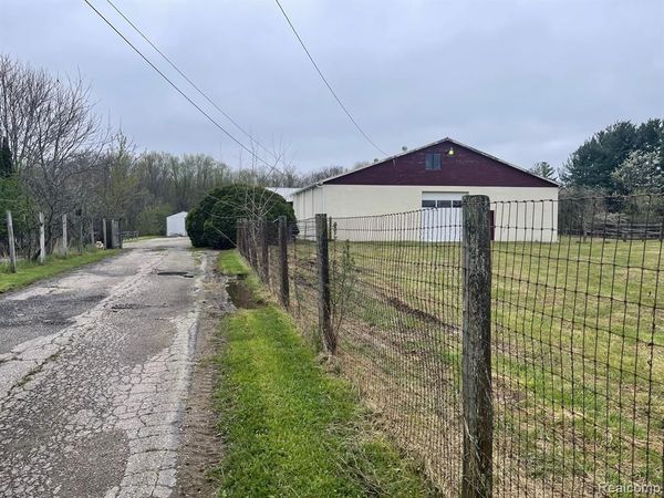 8261 Fenton Road , Grand Blanc Twp, MI 48439