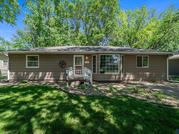 204 N Maple St, Viborg, SD 57070