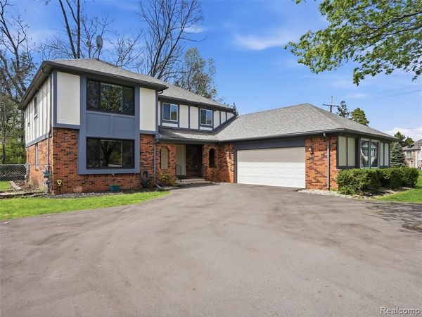 5800 Naneva Court, West Bloomfield Twp, MI 48322