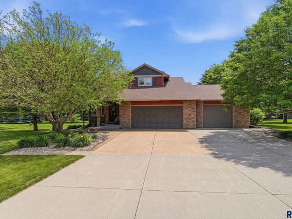 1600 N Deer Hollow Rd, Sioux Falls, SD 57110