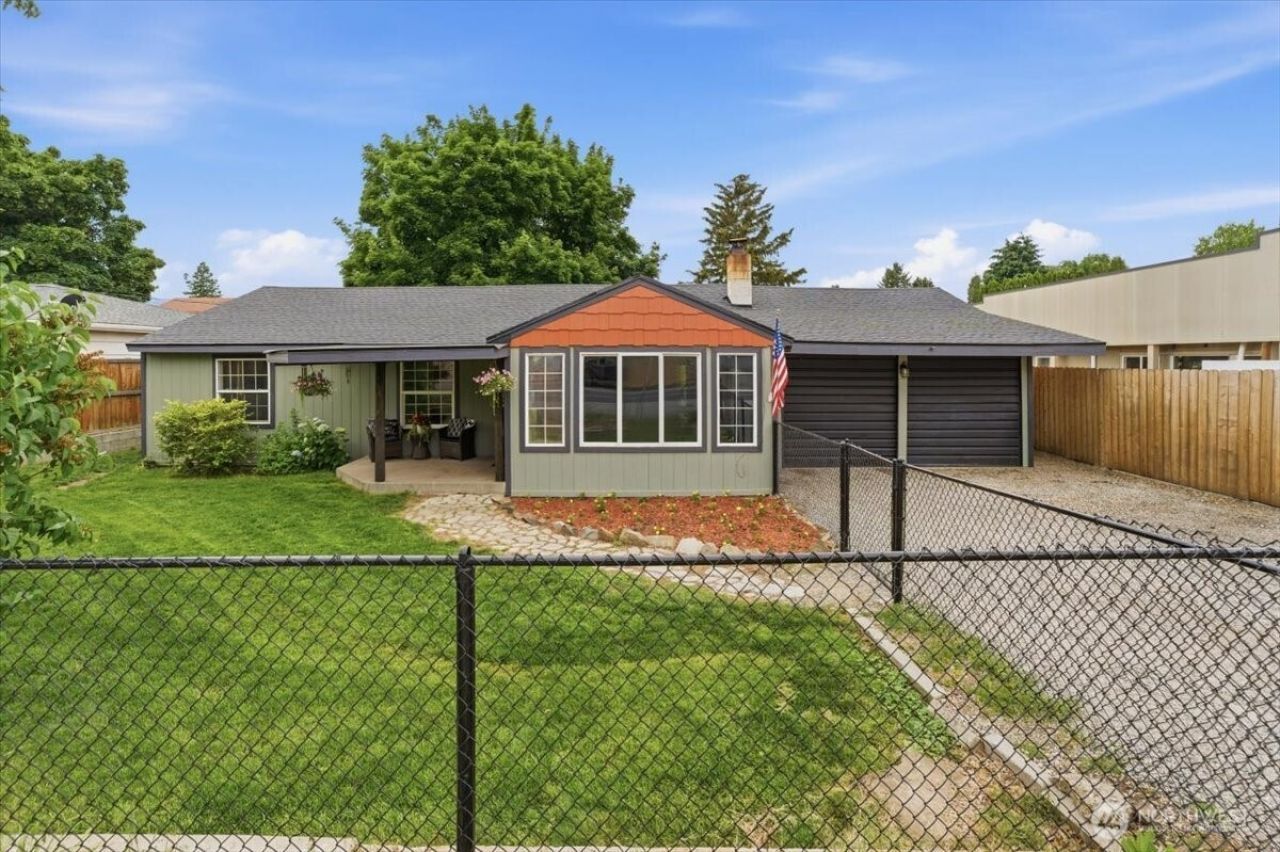 348 N Kentucky Avenue, East Wenatchee, WA 98802 Main Photo