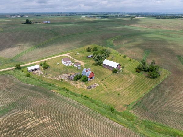 1928 180th Street , Lowden, IA 52255