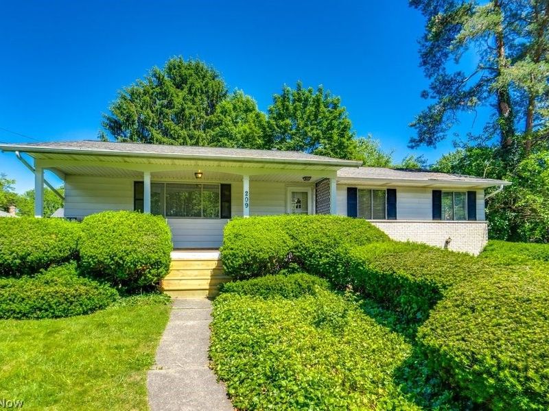 209 Shiawassee Avenue, Akron, OH 44333 Photo 2