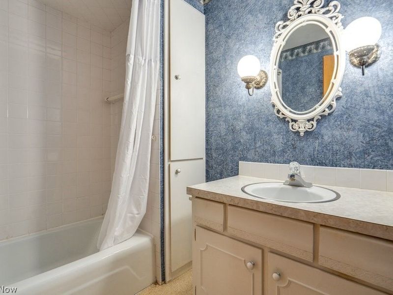 209 Shiawassee Avenue, Akron, OH 44333 Photo 9