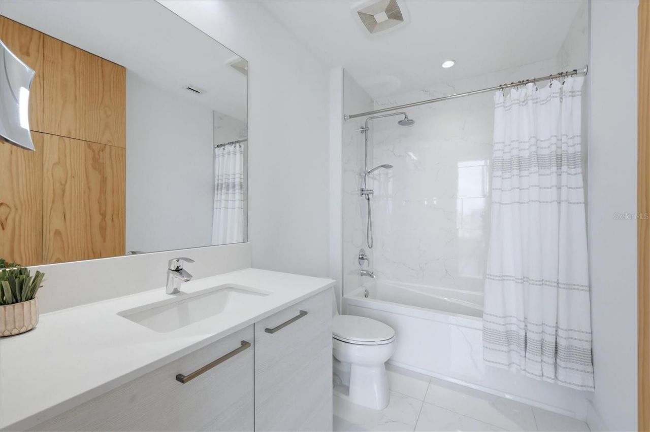 111 S Pineapple Avenue, Unit 1103, Sarasota, FL 34236 Photo