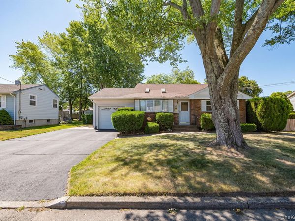 9 Johnson Place, Lindenhurst, NY 11757