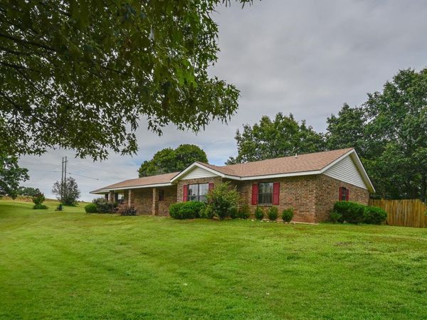 106 Ashton Place, De Queen, AR 71832