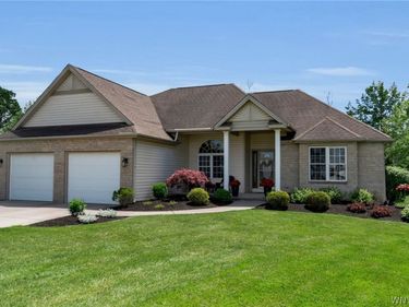 6324 Heritage Point S, Lockport, NY 14094