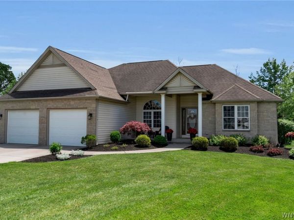 6324 Heritage Point S, Lockport, NY 14094