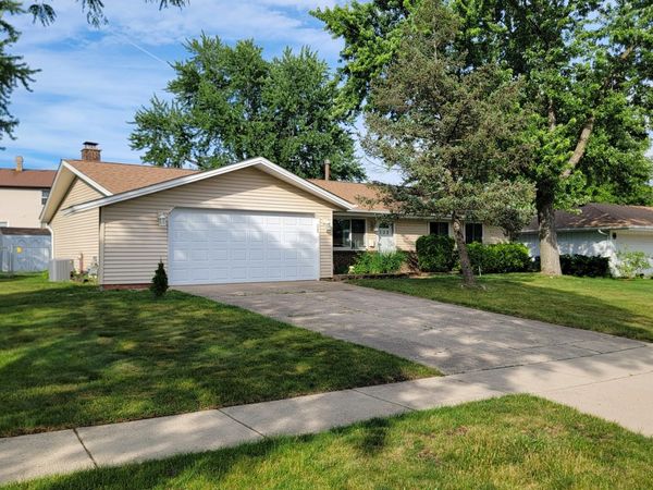 132 W Hartford Drive , Schaumburg, IL 60193