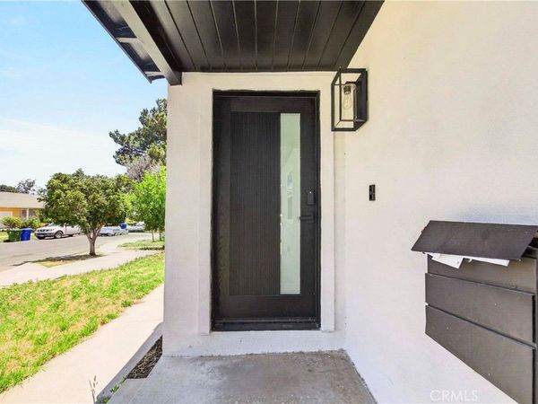 7117 Natick, Van Nuys, CA 91405
