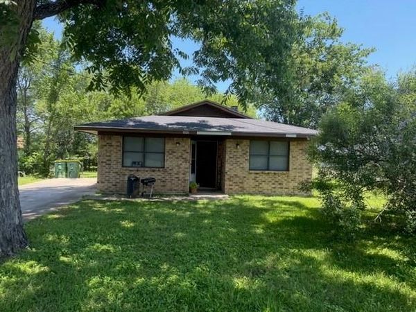 205 E Sabine Street , Groesbeck, TX 76642