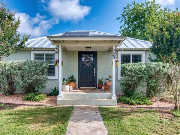 209 E Houston ST, Llano, TX 78643