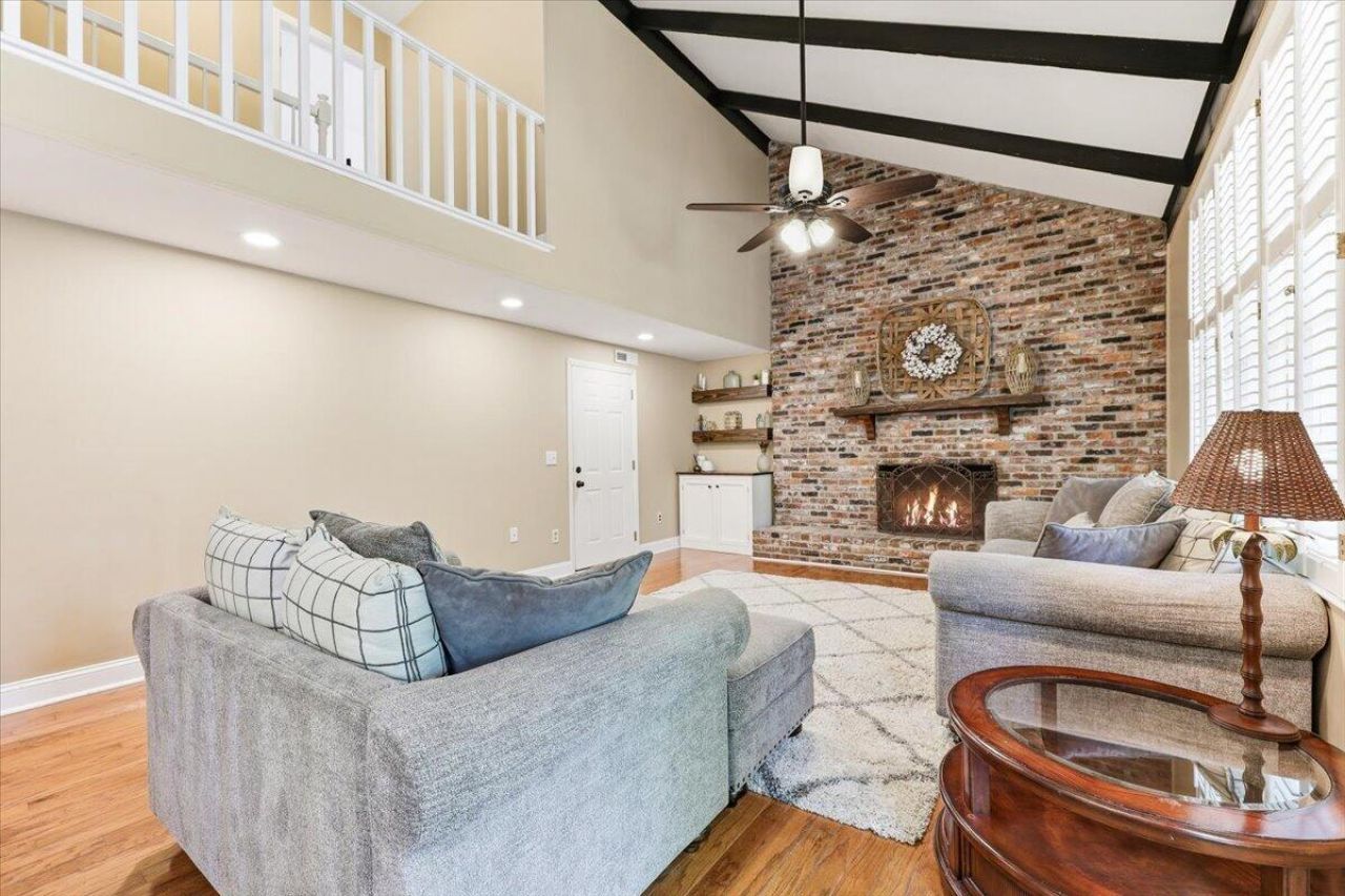 102 Laurens Court Photo 10