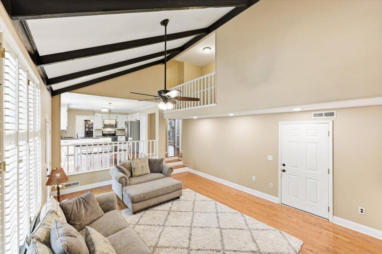 102 Laurens Court Photo 11