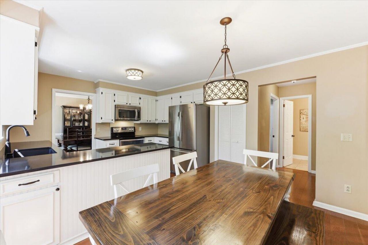 102 Laurens Court Photo 15