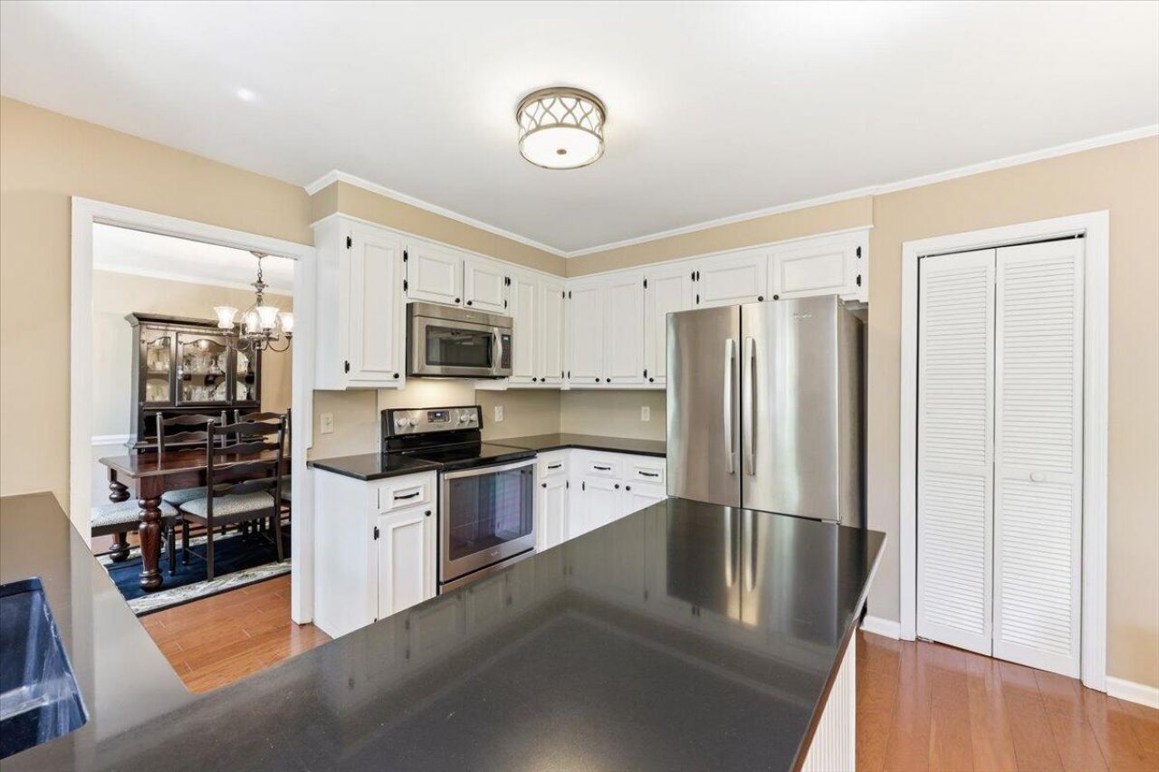 102 Laurens Court Photo 16