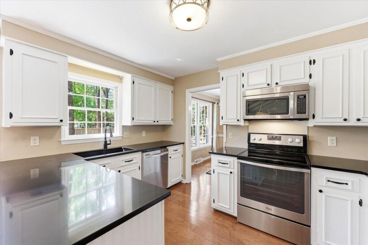 102 Laurens Court Photo 18