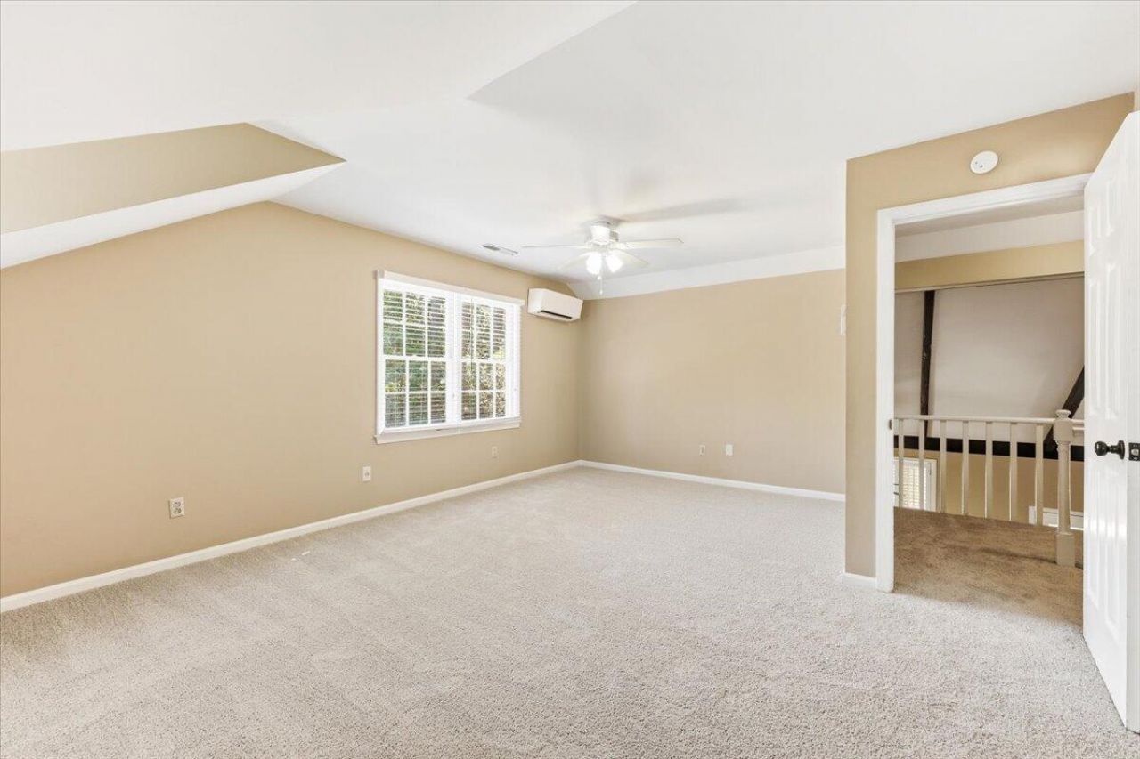 102 Laurens Court Photo 31