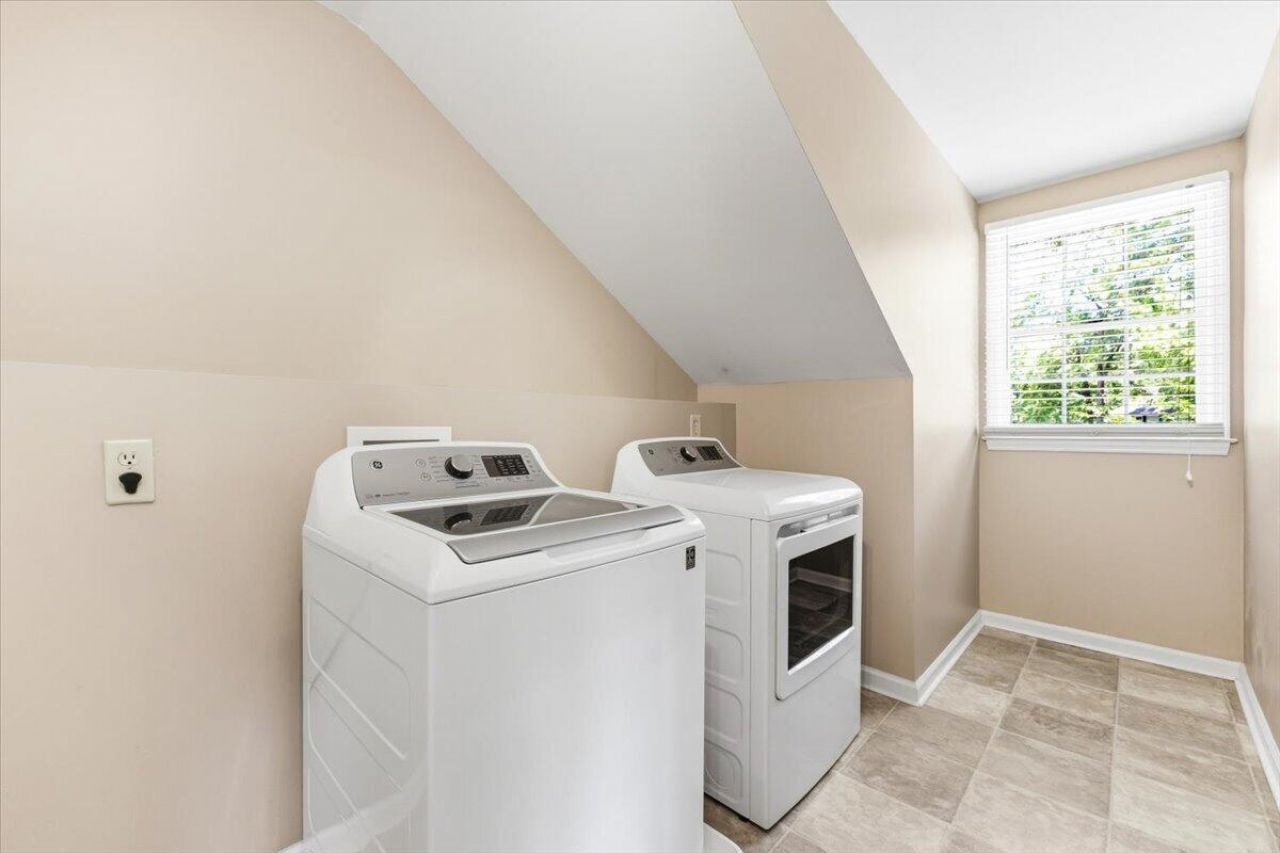 102 Laurens Court Photo 33