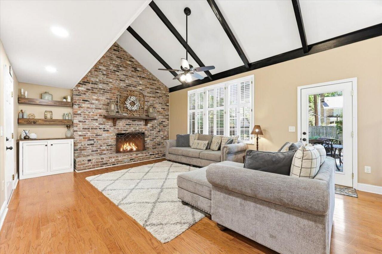 102 Laurens Court Photo 8