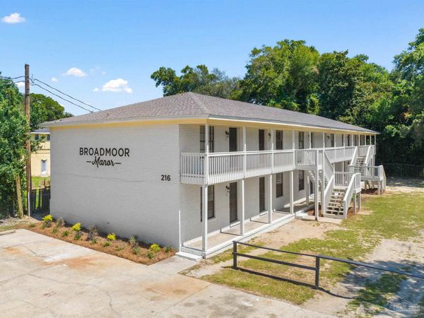 216 Broadmoor Ln, Pensacola, FL 32507