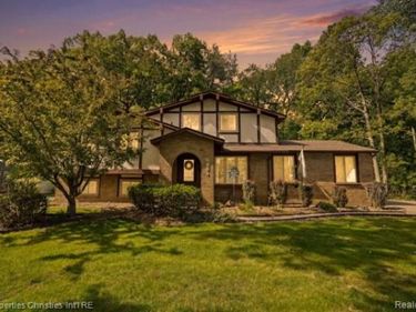 6884 Aeroview Street , West Bloomfield Twp, MI 48324