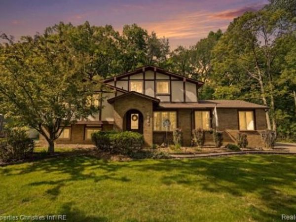 6884 Aeroview Street , West Bloomfield Twp, MI 48324
