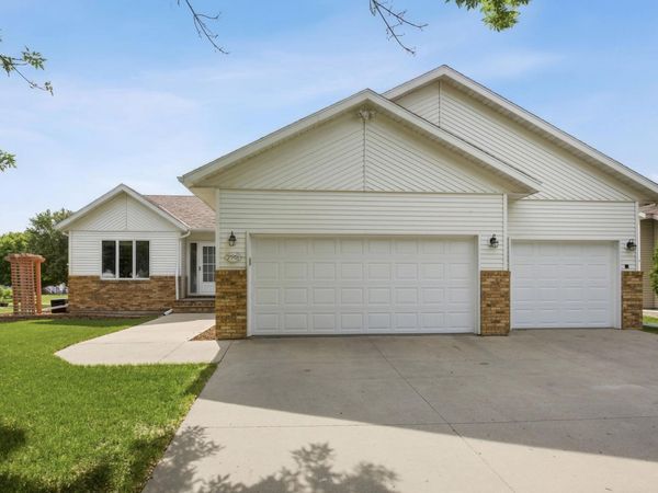 2901 32nd Street S, Fargo, ND 58103