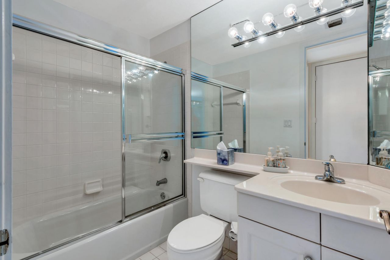 530 Ocean Drive, Unit 202, Juno Beach, FL 33408 Photo