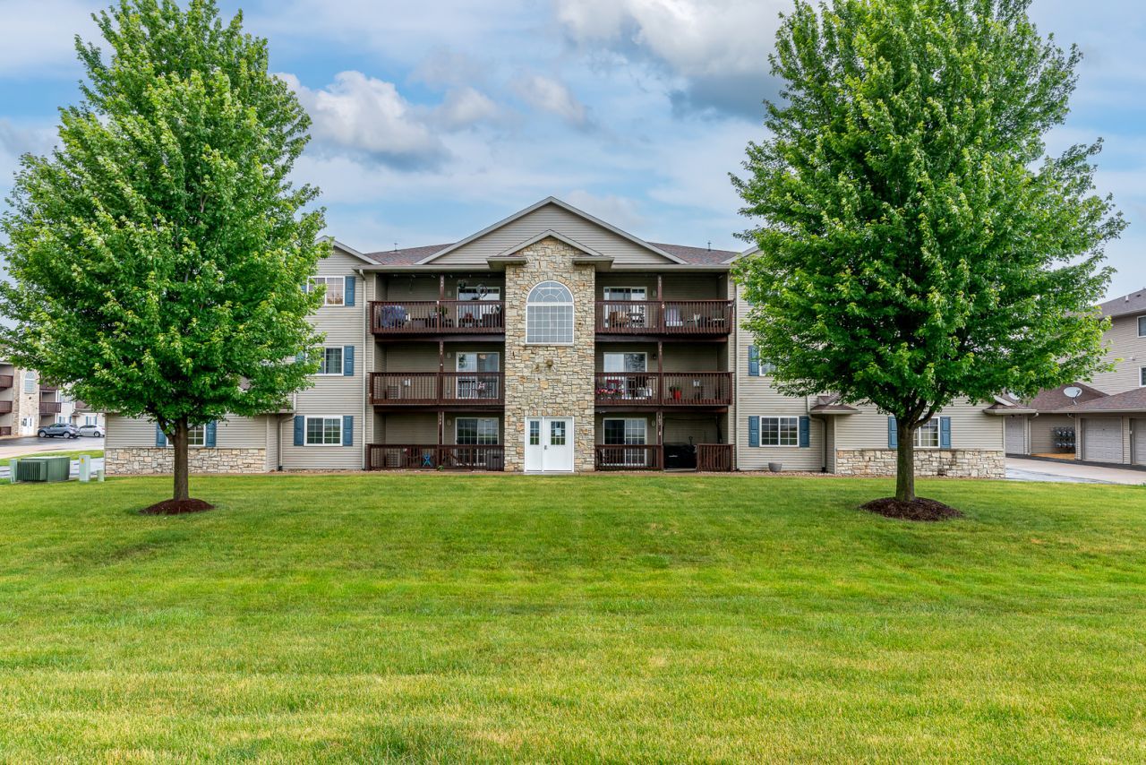 209 E Price Street , Eldridge, IA 52748