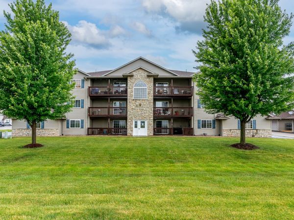 209 E Price Street , Unit 301, Eldridge, IA 52748