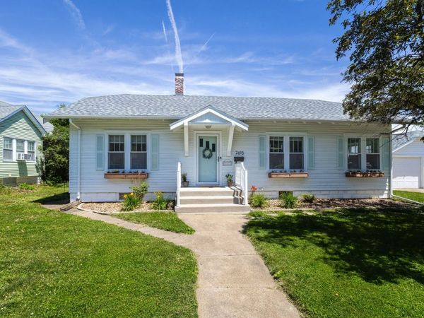 2615 30th Street , Rock Island, IL 61201