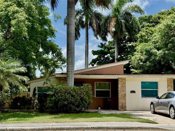 960 NE 82nd St , Miami, FL 33138