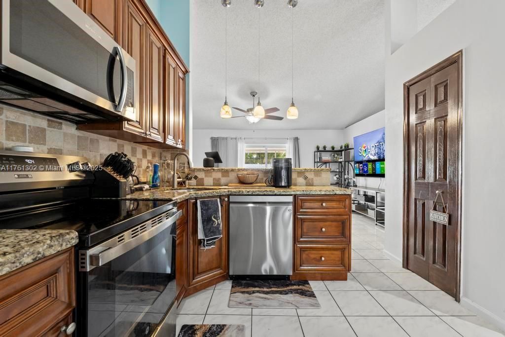 155 Kings Way , Royal Palm Beach, FL 33411 Photo