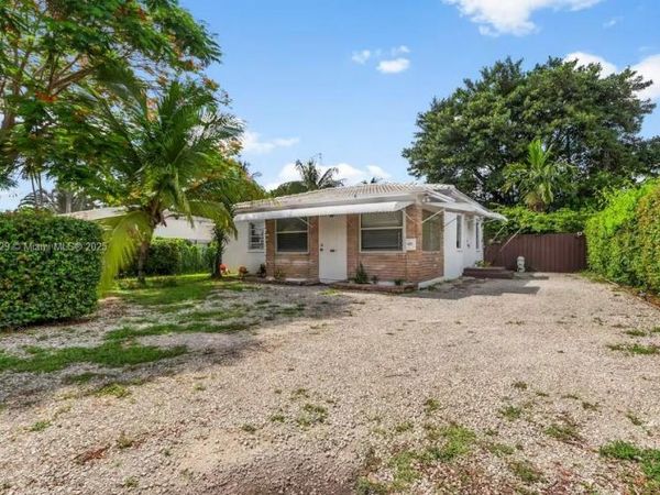 402 NW 102nd St , Miami, FL 33150