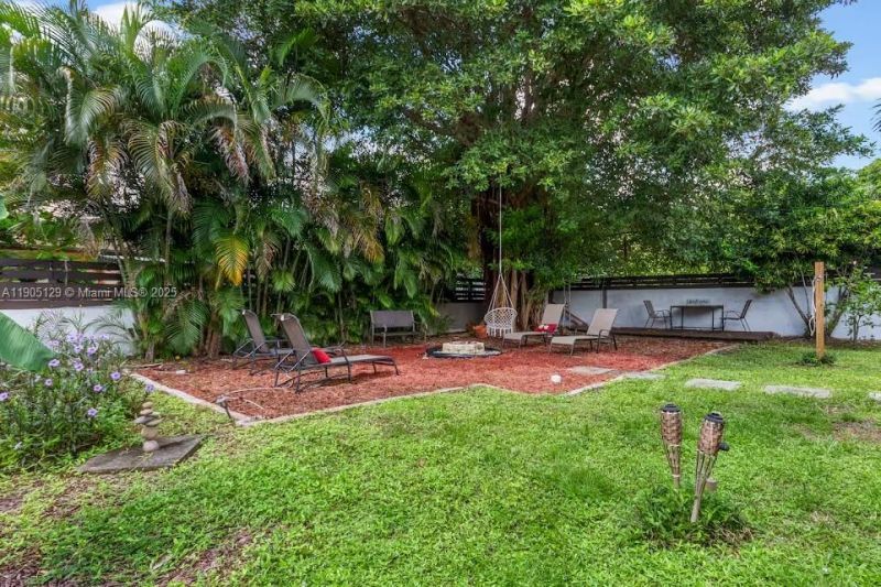 402 NW 102nd St , Miami, FL 33150 Photo