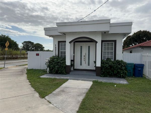 12202 SW 216th St , Miami, FL 33170