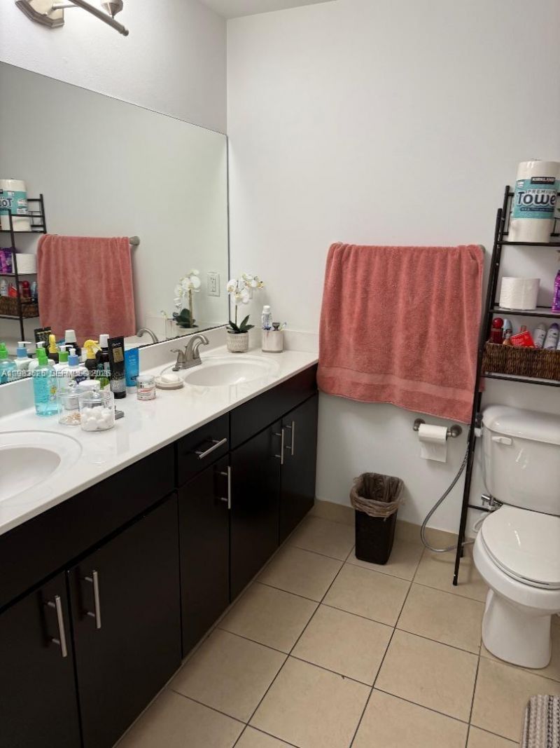 424 NE 194th Ter , Miami, FL 33179 Photo