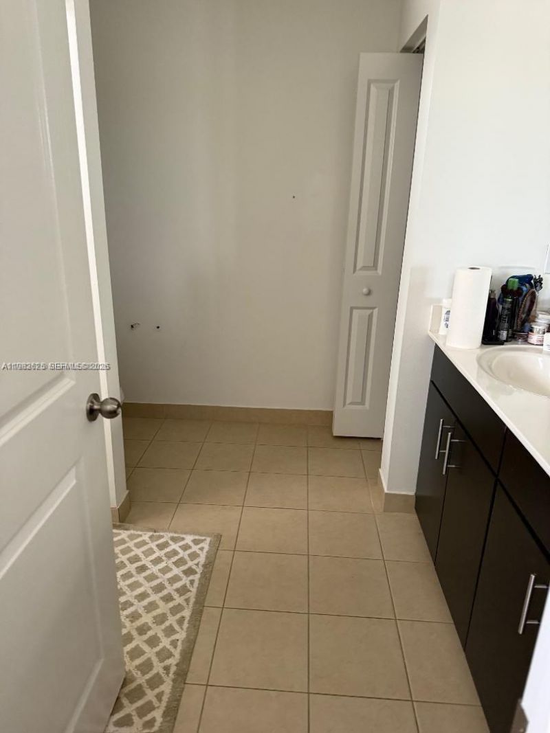 424 NE 194th Ter , Miami, FL 33179 Photo