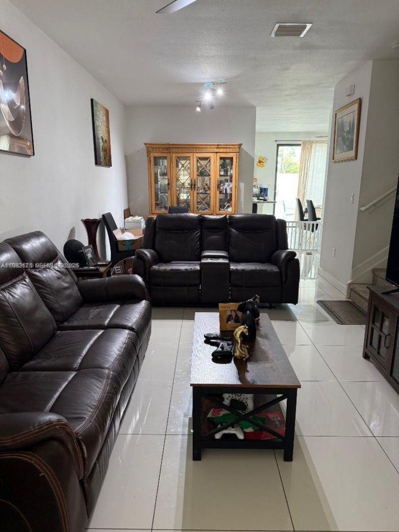 424 NE 194th Ter , Miami, FL 33179 Photo